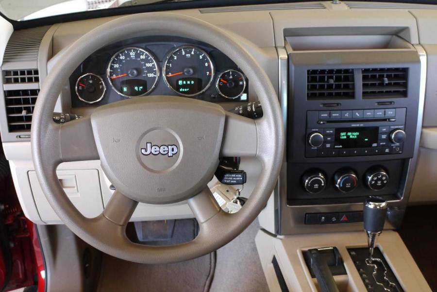  Jeep Liberty Sport 2010 года  (фото 23 из 37)